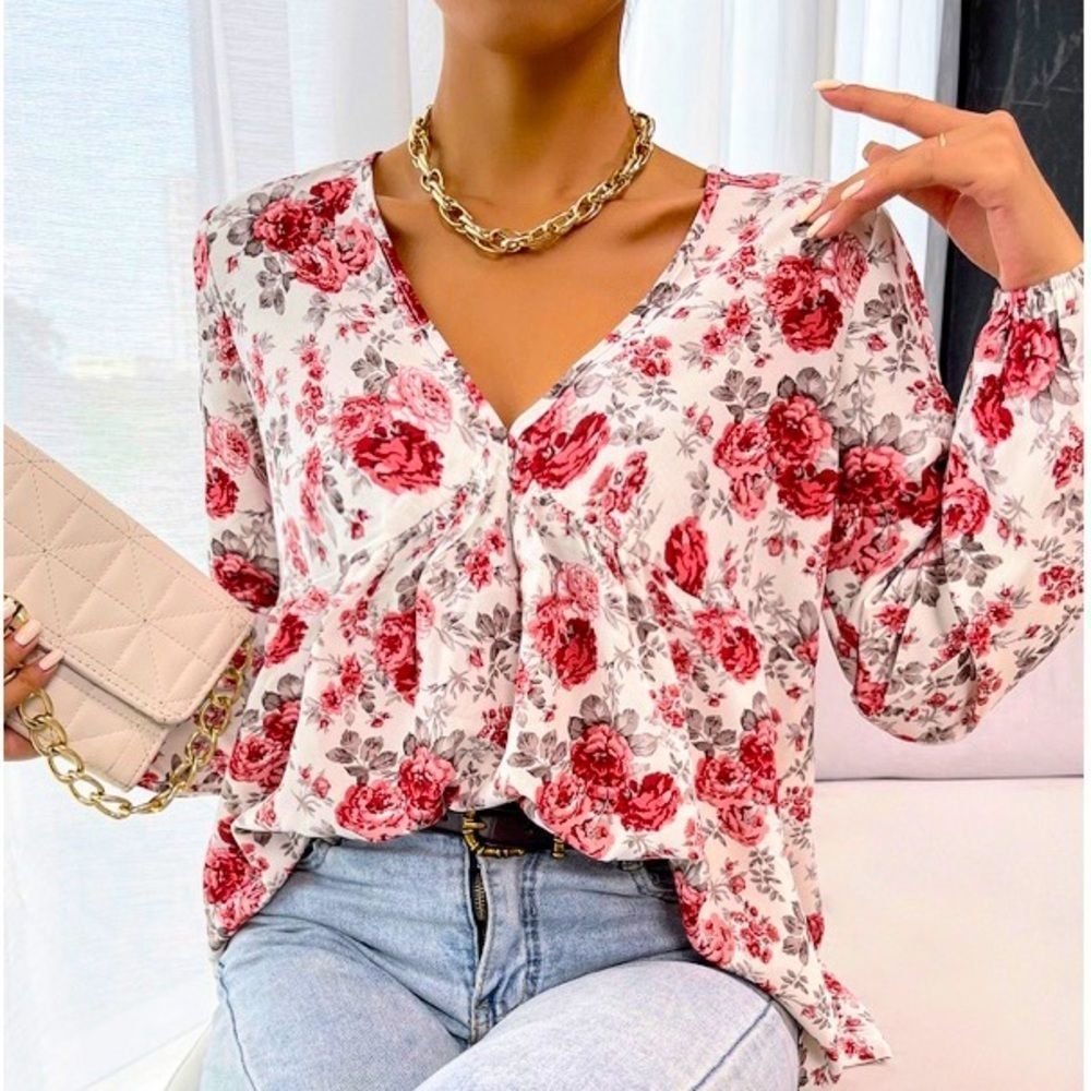 NWT! ROSES 🌹 PRINT LANTERN SLEEVE BLOUSE!